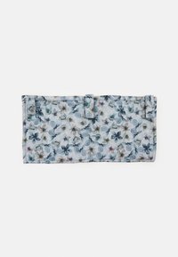 Saco de tecido floral com fundo azul claro, apresentando folhas azul-escuras e flores roxas, projetado com duas alças de fecho.