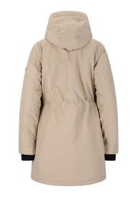 Beige eristetty parkatakki hupulla, kinnautuneella vyötäröllä ja mustilla hihansuiden yksityiskohdilla. Ominaisuuksiin kuuluu sileä pinta ja minimalistinen muotoilu.