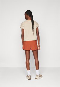 Peak Performance TRAIL LIGHT SHORTS - Športne kratke hlače - spiced/desert blow