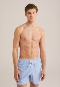 Kék és fehér csíkos fürdőnadrág, rugalmas derékkal, húzózsinórral és oldalsó zsebekkel; könnyű anyagból készült.