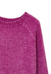 Flauschiger rosa Pullover mit gerippter Textur, rundem Ausschnitt und Raglanärmeln. Das Material ist weich und hat ein plüschiges Gefühl.