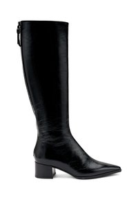 Bottine en cuir noir, hauteur genou, avec un bout pointu et un talon carré. Texture lisse avec un éclat subtil et une fermeture éclair à l'arrière.