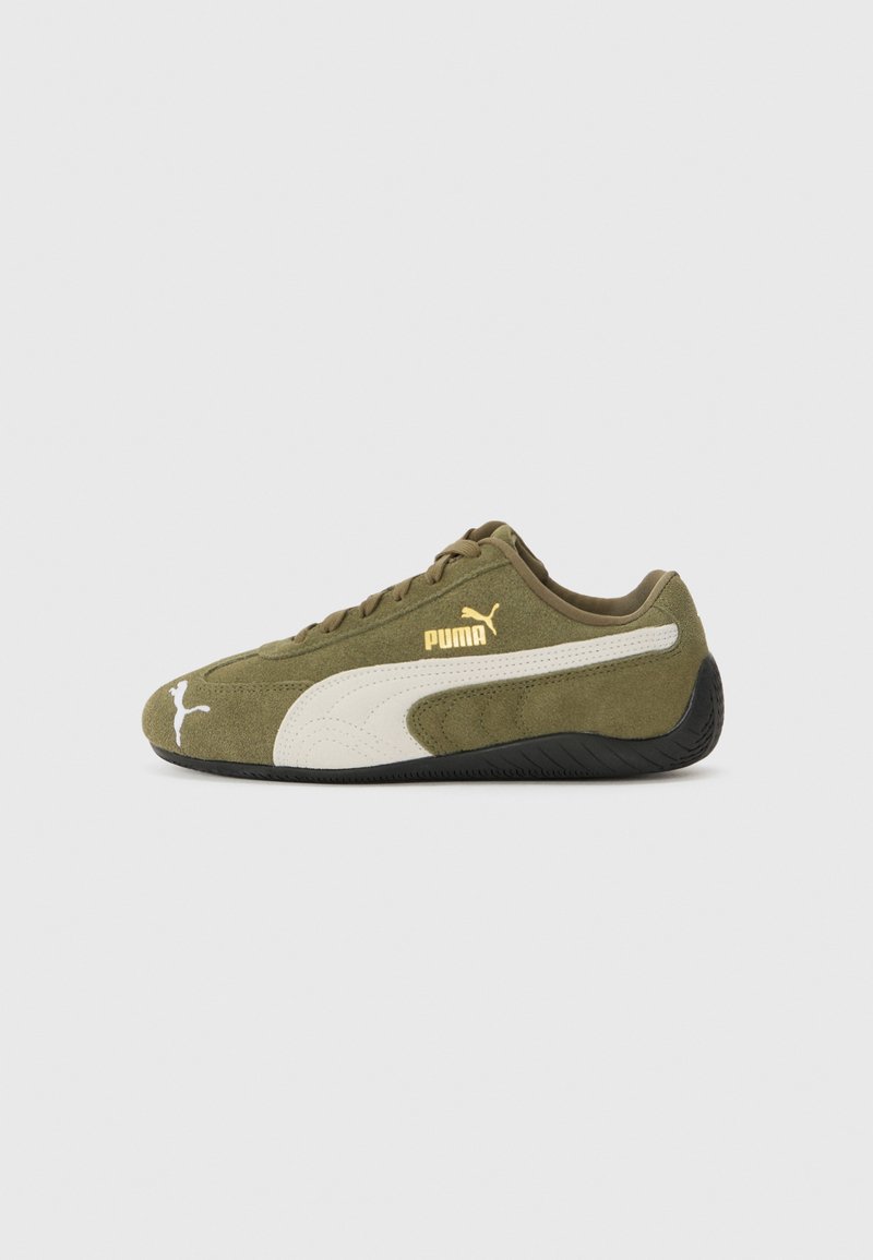 Olivengrønn semsket sneaker med hvite og svarte detaljer, med en teksturert overflate, ikonisk logo og flat gummisåle.