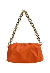 Borsa a tracolla in pelle arancione con design arricciato, caratterizzata da una tracolla in catena dorata e una superficie liscia. Forma rotonda, silhouette compatta.