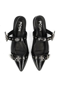 Zapatos slingback de punta negra hechos de cuero suave, con hebillas plateadas y acentos de tiras con tachuelas. Logo "POSH" en las plantillas.