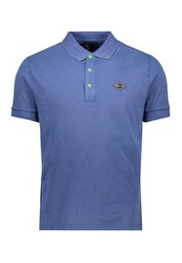 Camisa polo de algodón azul con cuello clásico, mangas cortas, tres botones verdes y un parche con logo de diamante negro en el pecho.