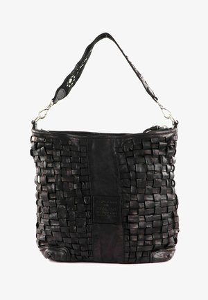 Borsa a spalla in pelle nera con texture intrecciata, chiusura con zip e una tracolla decorata con un accento in metallo argentato.