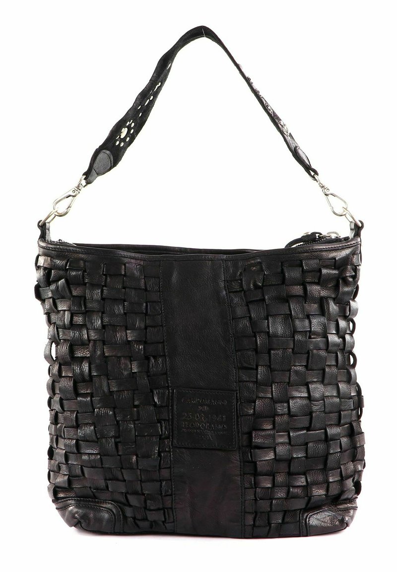 Borsa a spalla in pelle nera con texture intrecciata, chiusura con zip e una tracolla decorata con un accento in metallo argentato.