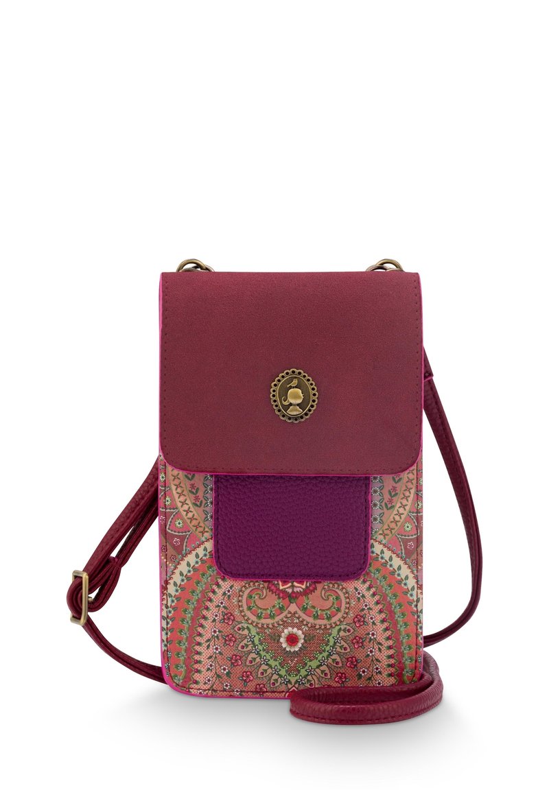 Kleine Umhängetasche mit bordeauxrotem Klappdeckel, detailliertem Messingverschluss, verstellbarem Tragegurt und einem filigranen floralen Paisleymuster in Pink, Grün und Rot.