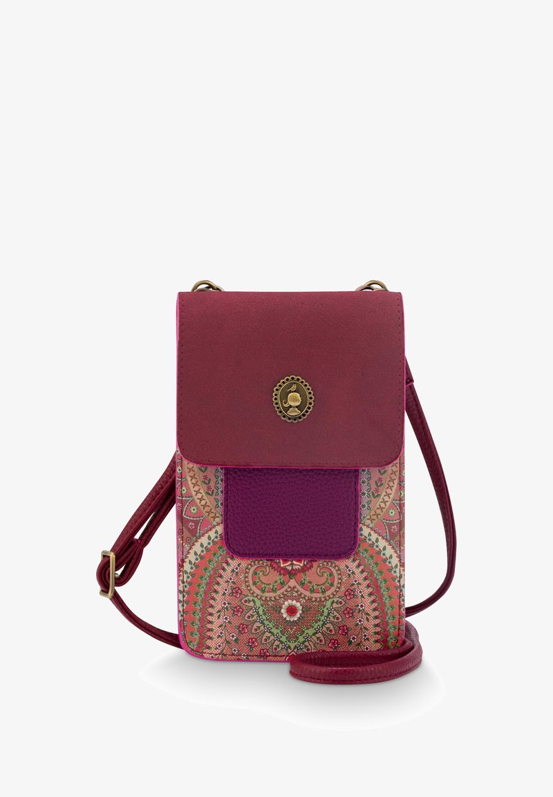 Kleine crossbody tas met bordeauxrode flap, gedetailleerde messingsluiting, verstelbareriem en intricaat roze, groene en rode bloemen paisley patroon.
