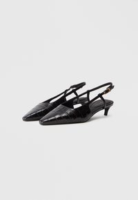 Čierne slingback podpätky s špicatou špičkou, textúrovaným krokodílím vzorom a tenkým podpätkom. Obsahuje remienok s prackou a otvorený dizajn v zadnej časti.