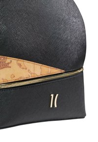 Sac texturé noir avec un accent triangulaire beige à motif de carte, fermeture éclair dorée et détail logo double « 11 » doré.