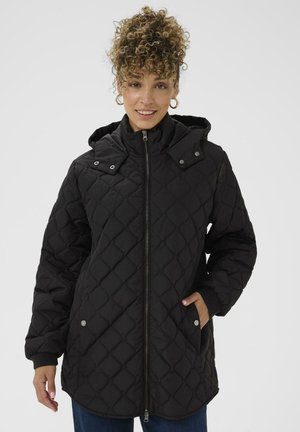 Veste matelassée noire avec fermeture éclair sur le devant, col haut et capuche. Comprend des poches latérales et des accents à bouton pression. Fabriquée en matériau texturé et isolant.