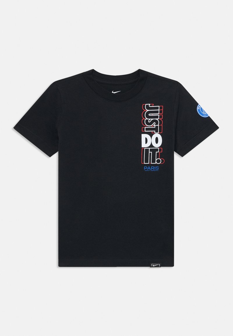 Μαύρη βαμβακερή μπλούζα με στρογγυλή λαιμόκοψη και κοντά μανίκια. Διαθέτει κάθετο γραφικό 'JUST DO IT' σε κόκκινο, λευκό και μπλε χρώμα μπροστά.