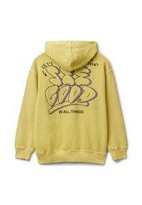 Felpa gialla con cappuccio, con grande testo in stile graffiti viola e nero "Be Good" e testo più piccolo "Let's Talk Different In All Things" sulla schiena.