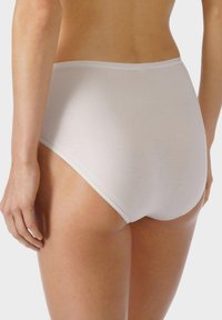 Bílé bavlněné kalhotky s vysokým pasem, hladkou texturou, elastickým pasem a bez viditelných detailů nebo vzorů.