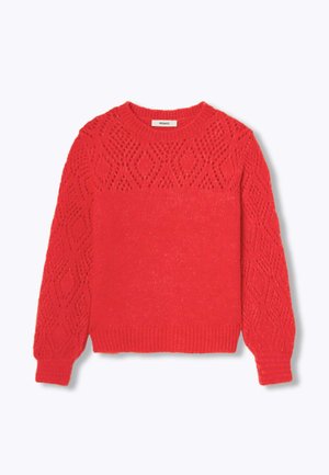 Pull rouge en maille avec un col rond, présentant un motif texturé en losange sur les manches et la poitrine, avec un ourlet et des poignets côtelés.