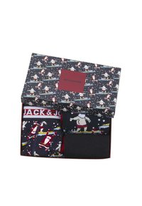 Coffret-cadeau Jack & Jones contenant deux paires de chaussettes : une avec un motif coloré de Santa faisant du surf sur un fond sombre, et une paire noire unie.
