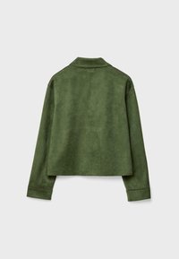Giacca cropped in suede verde con colletto, maniche lunghe e texture liscia. Presenta orlo dritto e dettagli di cucitura delicati.