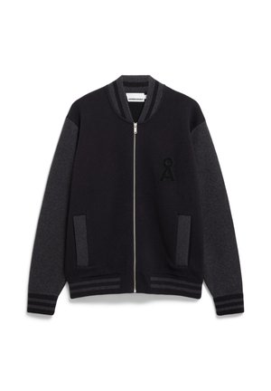 Schwarze und graue Bomberjacke mit Reißverschluss, geripptem Kragen und Bündchen, seitlichen Taschen und einem gestickten Buchstaben "A" auf der Brust. Weiche Textur.