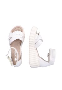 Sandales à plateforme blanches avec des brides croisées, semelle en caoutchouc texturé et sangle de cheville ajustable. Doublure intérieure douce et détails de design minimalistes.