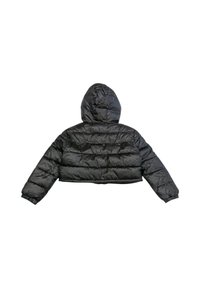 Sort cropped pufferjakke med hætte, der har en quiltet design og elastiske manchetter. Materialet ser skinnende og isoleret ud.