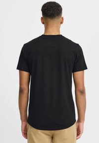Sort bomuld t-shirt med korte �ærmer og rund halsudskæring, med en glat tekstur og et klassisk, minimalistisk design.