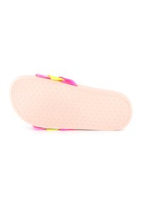 Suola di sandalo con una base in gomma rosa e superficie testurizzata, decorata con cinturini multicolori in rosa fluorescente, giallo e arancione.