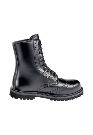 Čierna kožená bojová čižma s brogue detailmi, šnurovaním vpredu a hrubou drážkovanou podrážkou, zobrazená z boku na bielom pozadí.