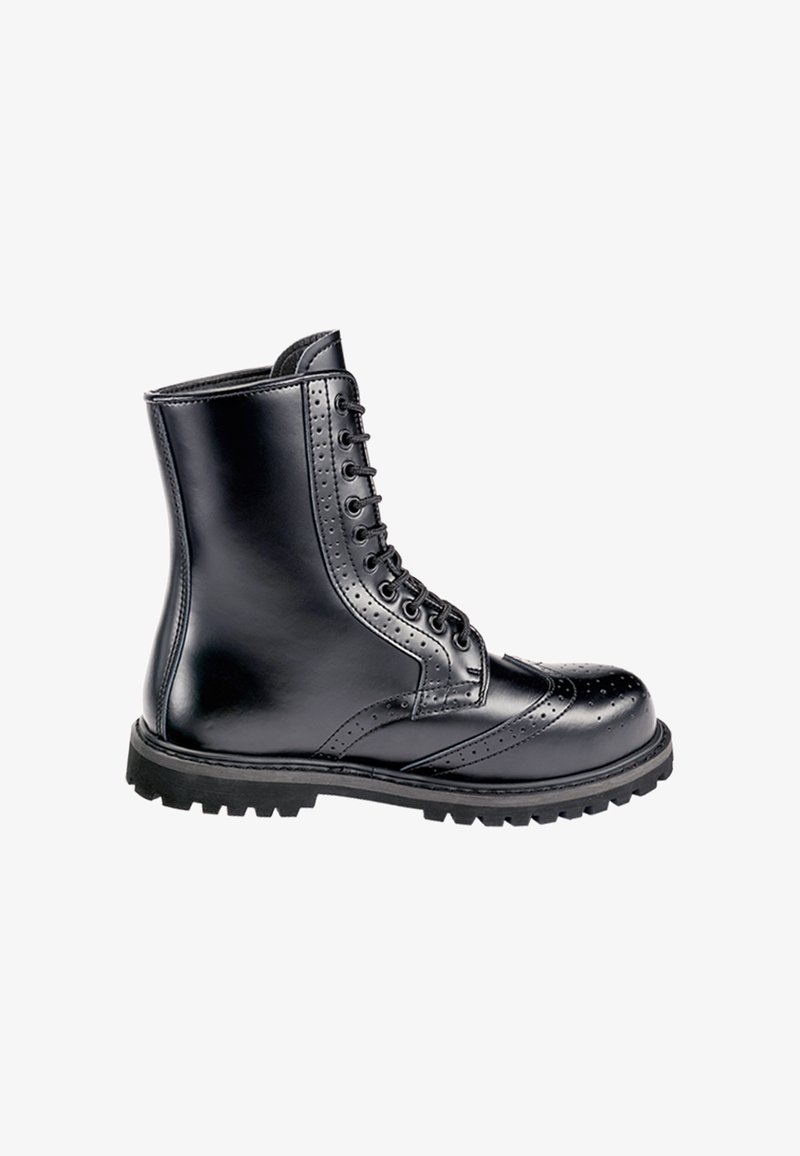 Botte de combat en cuir noir avec détails brogue, laçage à l'avant et semelle épaisse à crampons, vue de profil sur fond blanc.