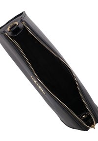 Pochette nera in pelle con zip, caratterizzata da una zip e hardware in tono oro, con esterno liscio e interno non foderato, che presenta una forma cilindrica elegante.