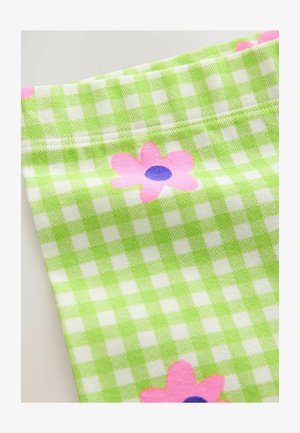 Zielona tkanina w kratkę gingham z białymi kwadratami; zdobiona różowymi kwiatami z niebieskimi środkami. Gładka tekstura, miękki materiał. Szczegóły ze zszywanym brzegiem.