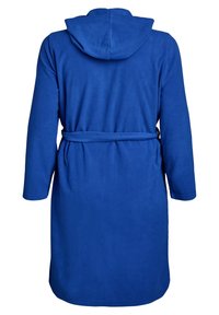 Accappatoio blu con cappuccio realizzato in morbida felpa, dotato di maniche lunghe, vita con cintura e design di lunghezza media. Texture liscia senza motivi o accenti.