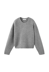 Maglione grigio a maglia con scollo rotondo, maniche lunghe e polsini e orlo a costine, posato su uno sfondo bianco.