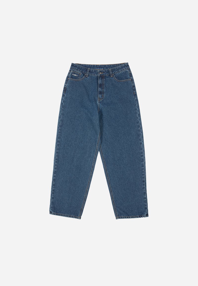 Jean en denim bleu avec une coupe décontractée, taille haute, design à cinq poches et accents de couture. Dispose d'une fermeture par bouton et fermeture éclair.