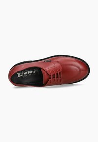 Chaussure en cuir rouge à lacets avec une finition lisse, bout rond, semelle extérieure en caoutchouc noir et détails de couture subtils.