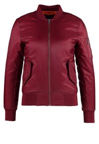 Veste bomber en satin bordeaux avec fermeture éclair devant, poches latérales à rabat, poignets et ourlet côtelés, et poche zippée sur la manche gauche.