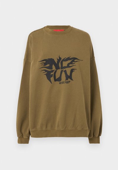 Felpa verde oliva con collo tondo, maniche lunghe e polsini a coste. Presenta un audace testo grafico nero e elementi fiammeggianti al centro.