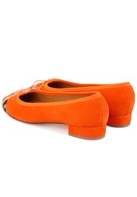 Oranje suede ballerina's met een lage vierkante hak, ronde neus en decoratieve veter. Kenmerkt zich door contrasterende zwarte neuskap patronen.