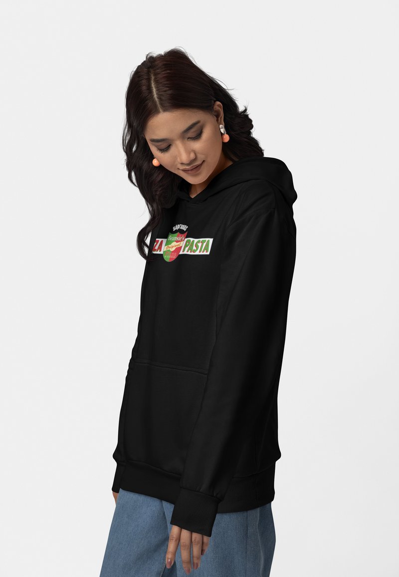 Felpa nera con cappuccio che presenta una grafica con "ZA PASTA" in verde e rosso. Include una tasca frontale e polsini a costine per una migliore vestibilità.