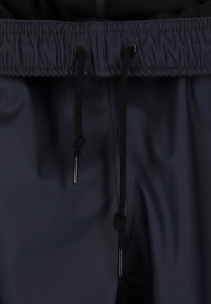 Pantaloni jogger blu navy con vita regolabile, dotati di cordini intrecciati neri e terminali in metallo, realizzati in materiale liscio e resistente all'acqua.