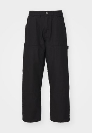 Pantaloni cargo negri cu o croială dreaptă, având multiple buzunare și închidere cu button. Fabricati dintr-un material de bumbac rezistent, cu cusături vizibile.