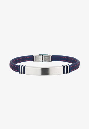 Leren armband in marineblauw met rode stiksels, voorzien van een zilver roestvrijstalen sluiting en een plat metalen plaatje gegraveerd met "BREIL."