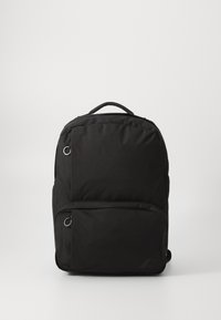 Sac à dos en tissu noir au design rond, avec une poign�ée supérieure, deux zips sur la poche avant et des accents en métal.