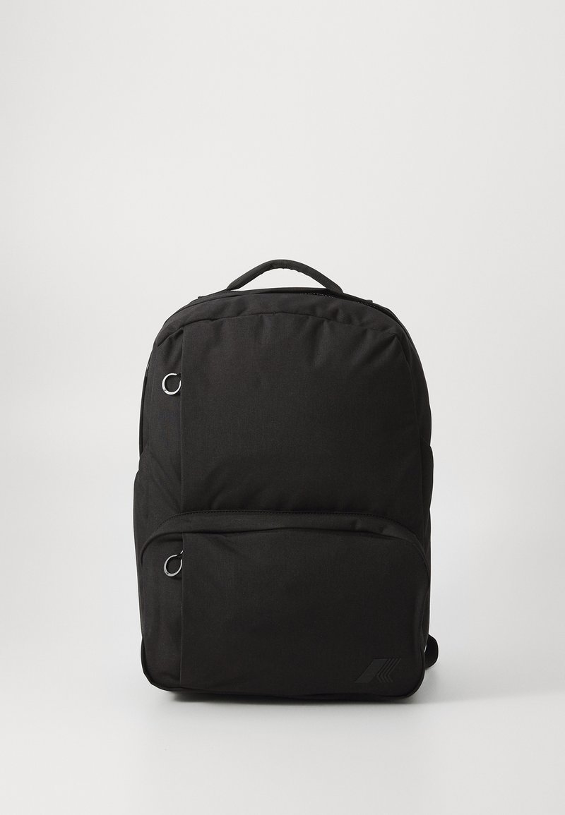 Sac à dos en tissu noir au design rond, avec une poignée supérieure, deux zips sur la poche avant et des accents en métal.