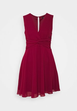 Ärmelloses, knielanges bordeauxrotes Kleid mit V-Ausschnitt, gedrehtem Taillendetail, ausgestelltem Rock und kleinem Knopfverschluss hinten.