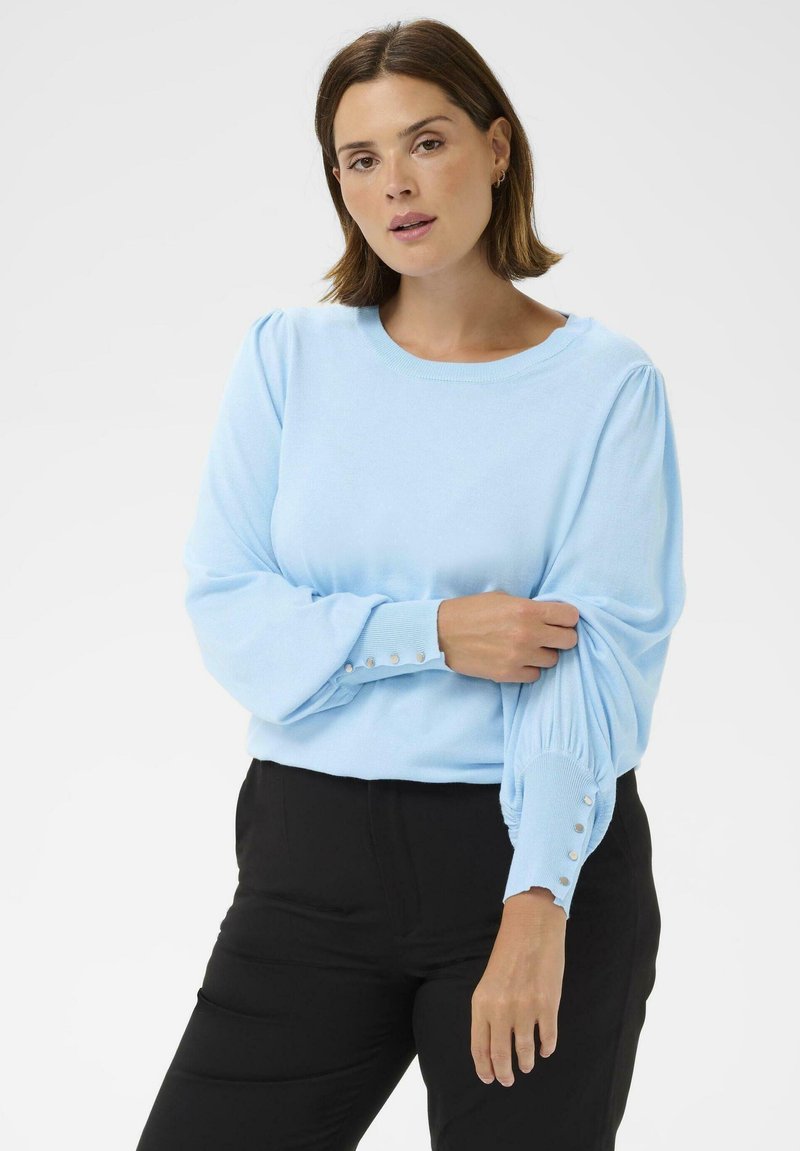 Hellblauer Pullover mit langen Ärmeln, rundem Ausschnitt, gepufften Ärmeln und Knopfdetails an den Manschetten. Hergestellt aus weichem, gestricktem Material.