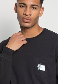 Makia MAKIA X MAURI KUNNAS CLUTTERBUCK - Camisola - black