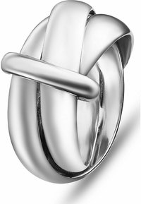 Sølvtonet metalring med et glat, snoet design, poleret finish og overlappende strenge for et moderne udseende.
