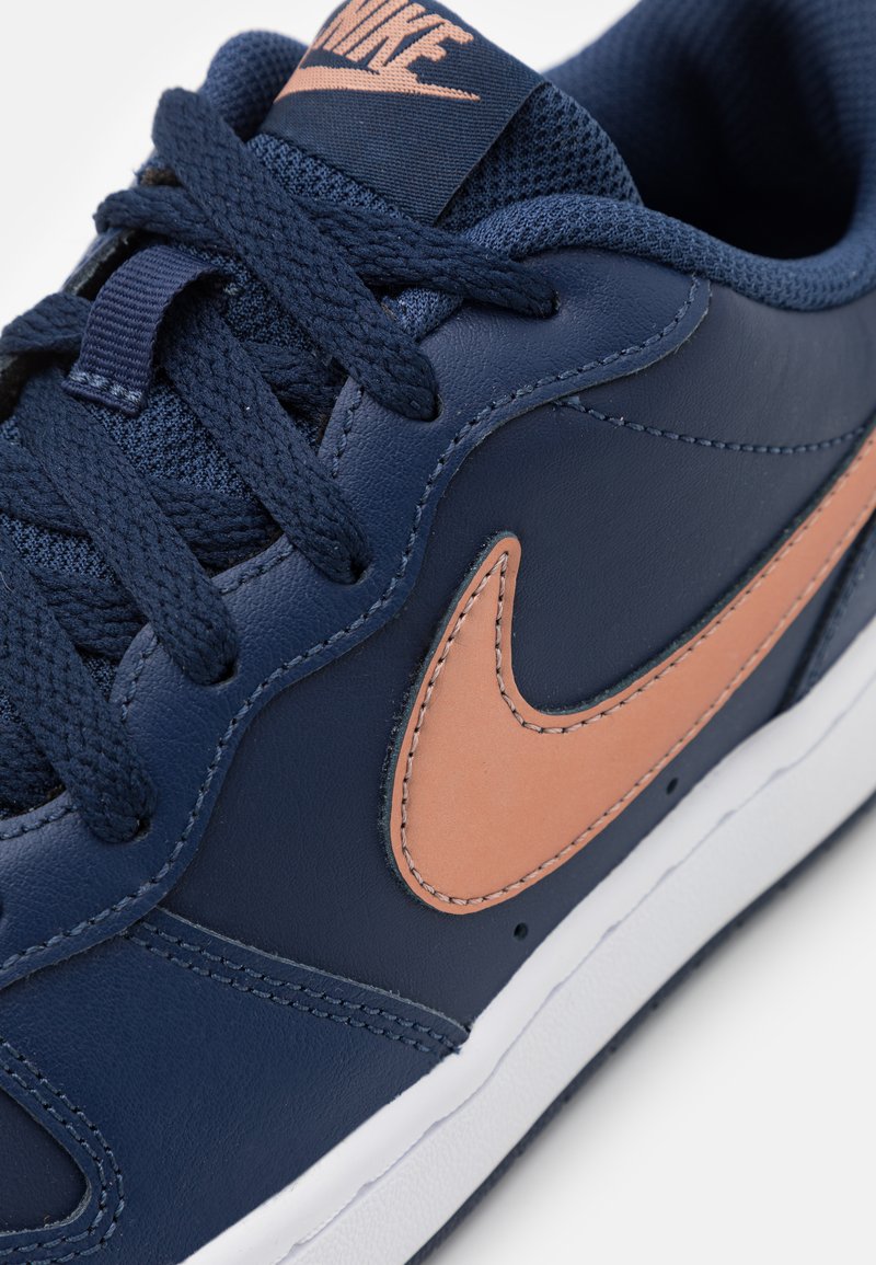 Nike Sportswear Schuhe Court Borough Low 2 Gs Baskets Basses Midnight Navy Metallic Red Bronze White Bleu Marine Zalando Fr